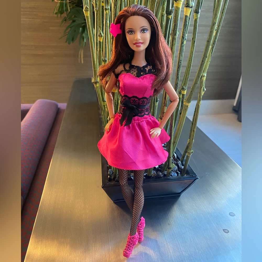 New Barbie Teresa Articulated Doll - Picture 6 of 14